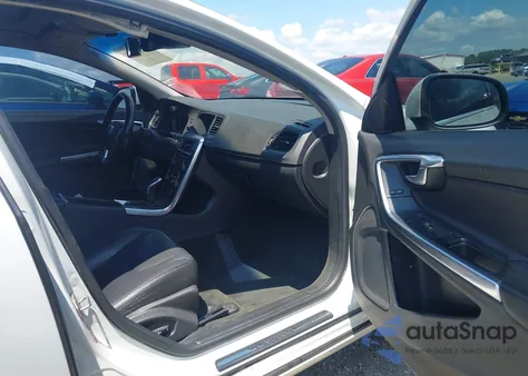 2015 Volvo S60 T5 Premier z USA, uszkodzony, nr VIN YV140MFB6F1308093